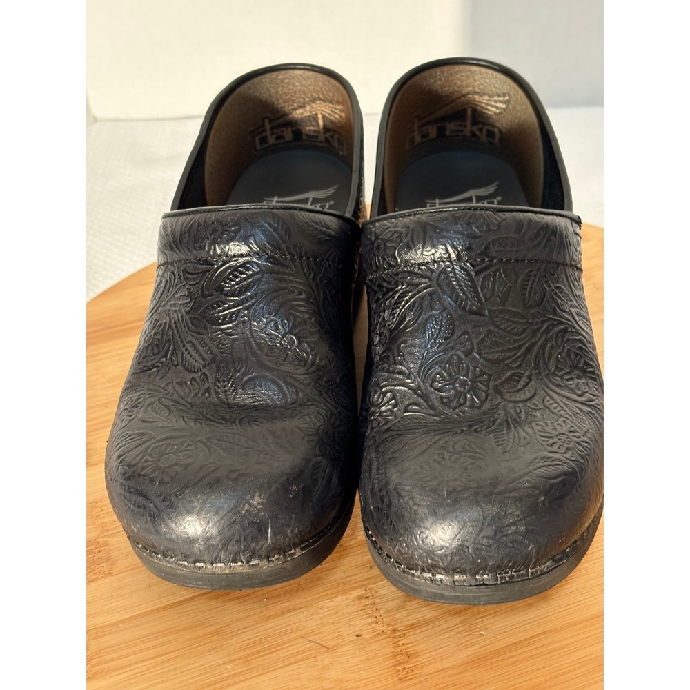 Dansko XP 2.0 Clogs Black Floral Tooled Leather Professional Shoes Womens 41